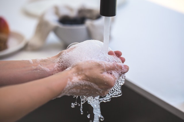 שוטפים ידיים עם או בלי סבון?